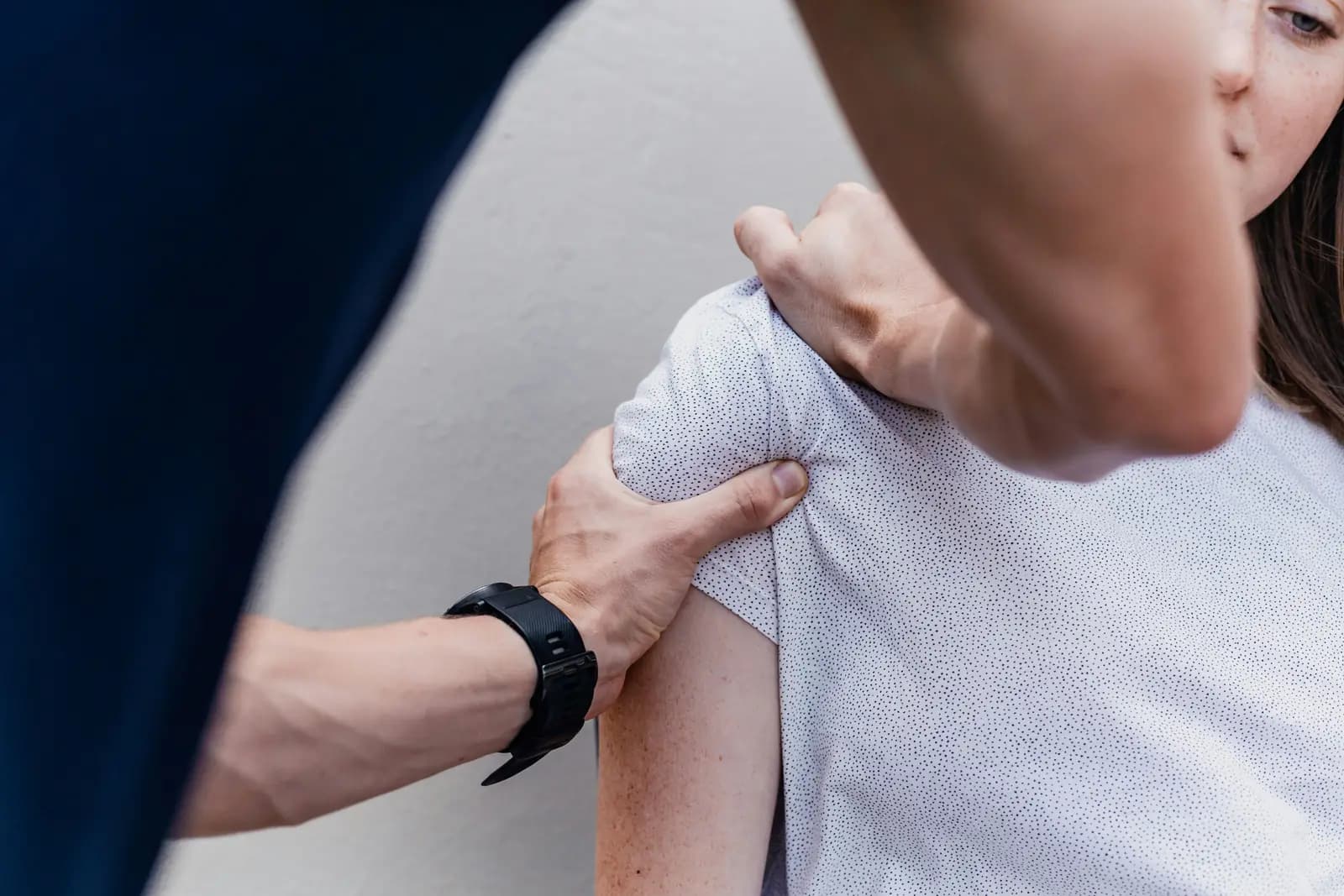 Pro Physiotherapy Frozen Shoulder Home-Visit Clinic · JP Nagar Bengaluru Frozen shoulder physiotherapy at home in Bangalore — Pro Physiotherapy JP Nagar physiotherapist performing shoulder mobilisation and abduction range-of-motion assessment on an adult patient with adhesive capsulitis, 7-step Stage 1 to Stage 3 recovery protocol, Maitland grade III–IV mobilisation, home visit across Bengaluru, sessions from ₹600, insurance bill provided